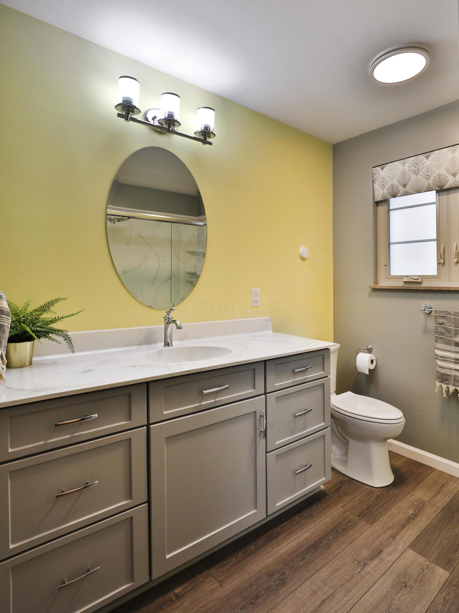 2620 Wellesley Road Columbus, OH 43209 - Photo 9 of 32 Hall Bathroom