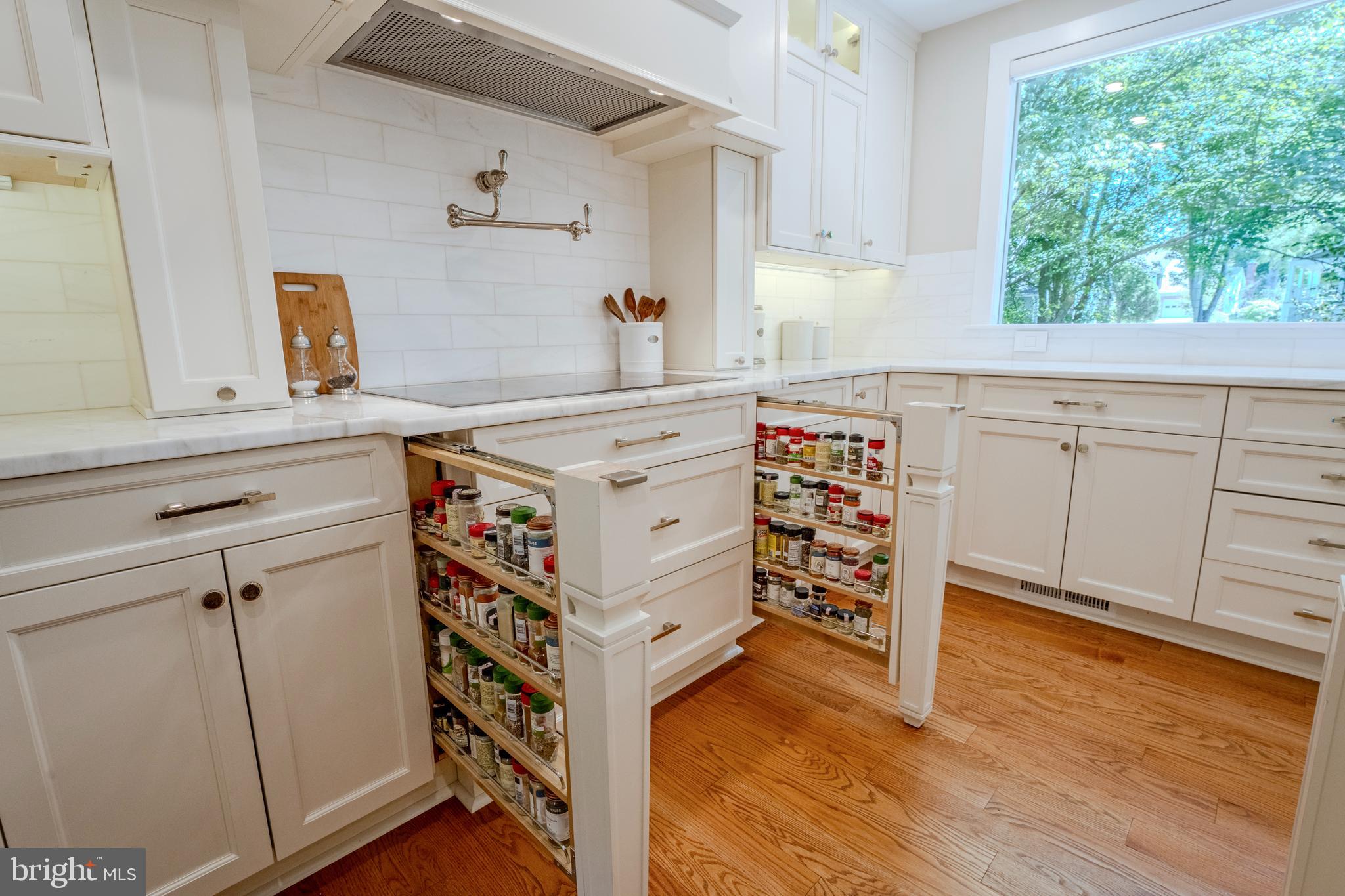 11910 Winstead Lane Reston, VA 20194 - Photo 7 of 80 Custom Cabinetry
