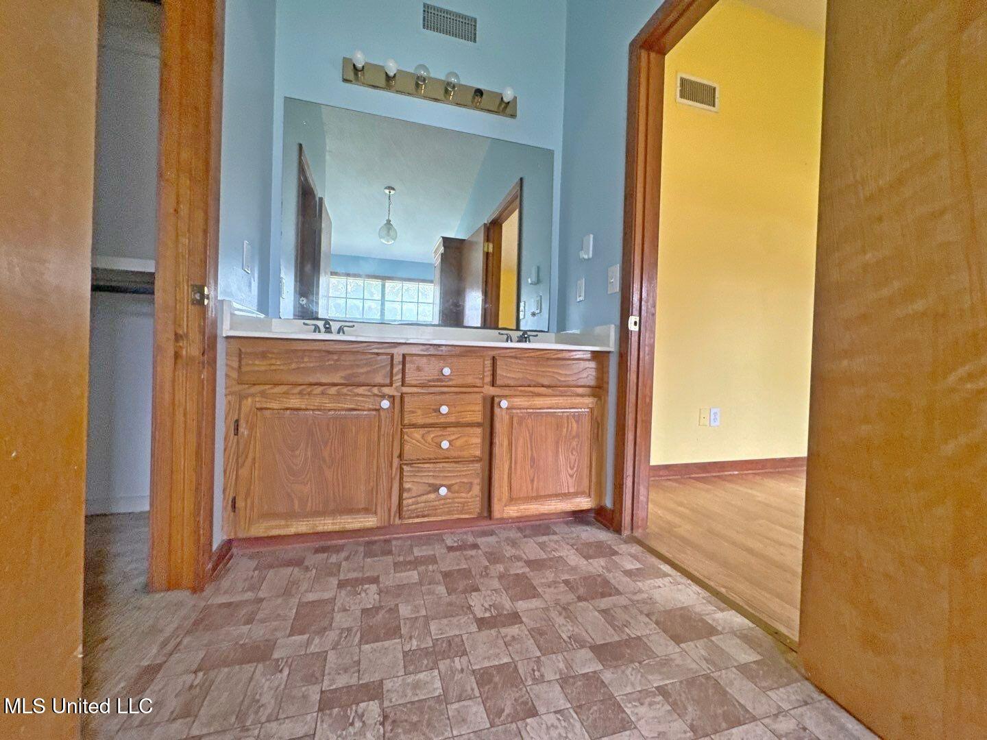 217 Harbor Lane Brandon, MS 39047 - Photo 24 of 35 113-Dec 10 2025 11_55am-KQjL