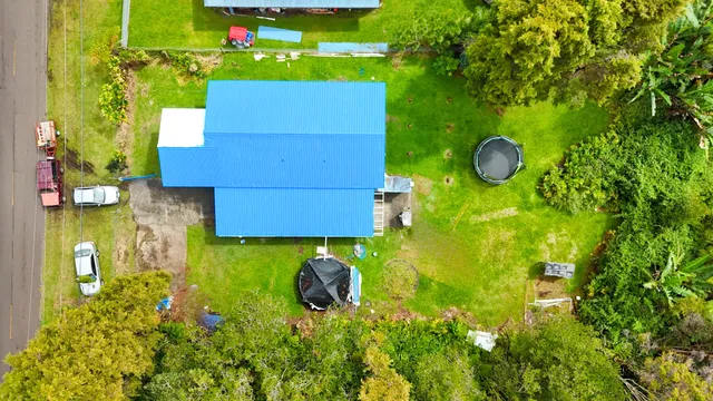 a view of a back yard