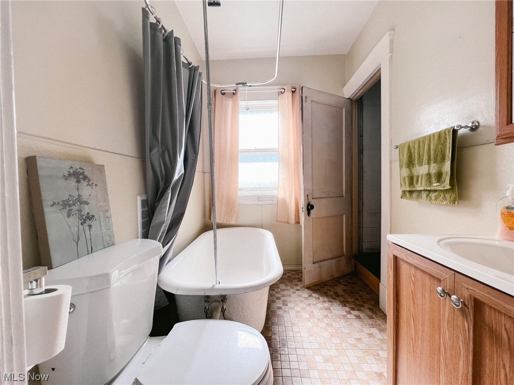 6719 Ottawa Road Cleveland, OH 44105 - Photo 11 of 23 Bathroom with vanity and tub