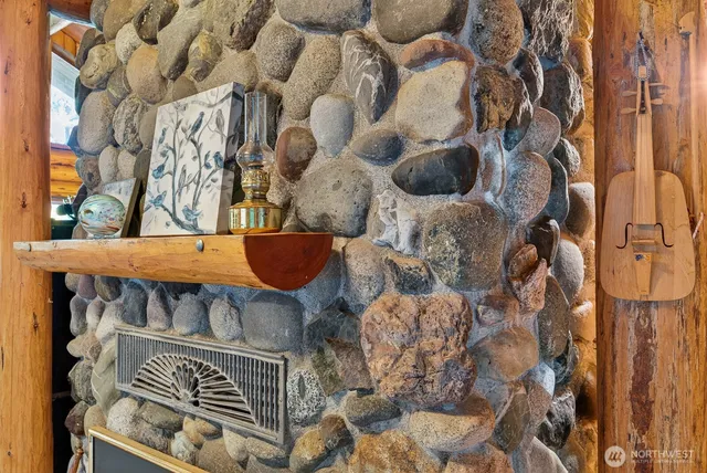 a view of entryway with a rug