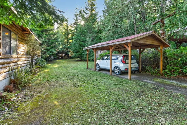 a view of a house with backyard