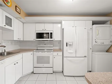 $179,999 | 901 Colony Point Circle, Unit 112, Pembroke Pines, FL 33026