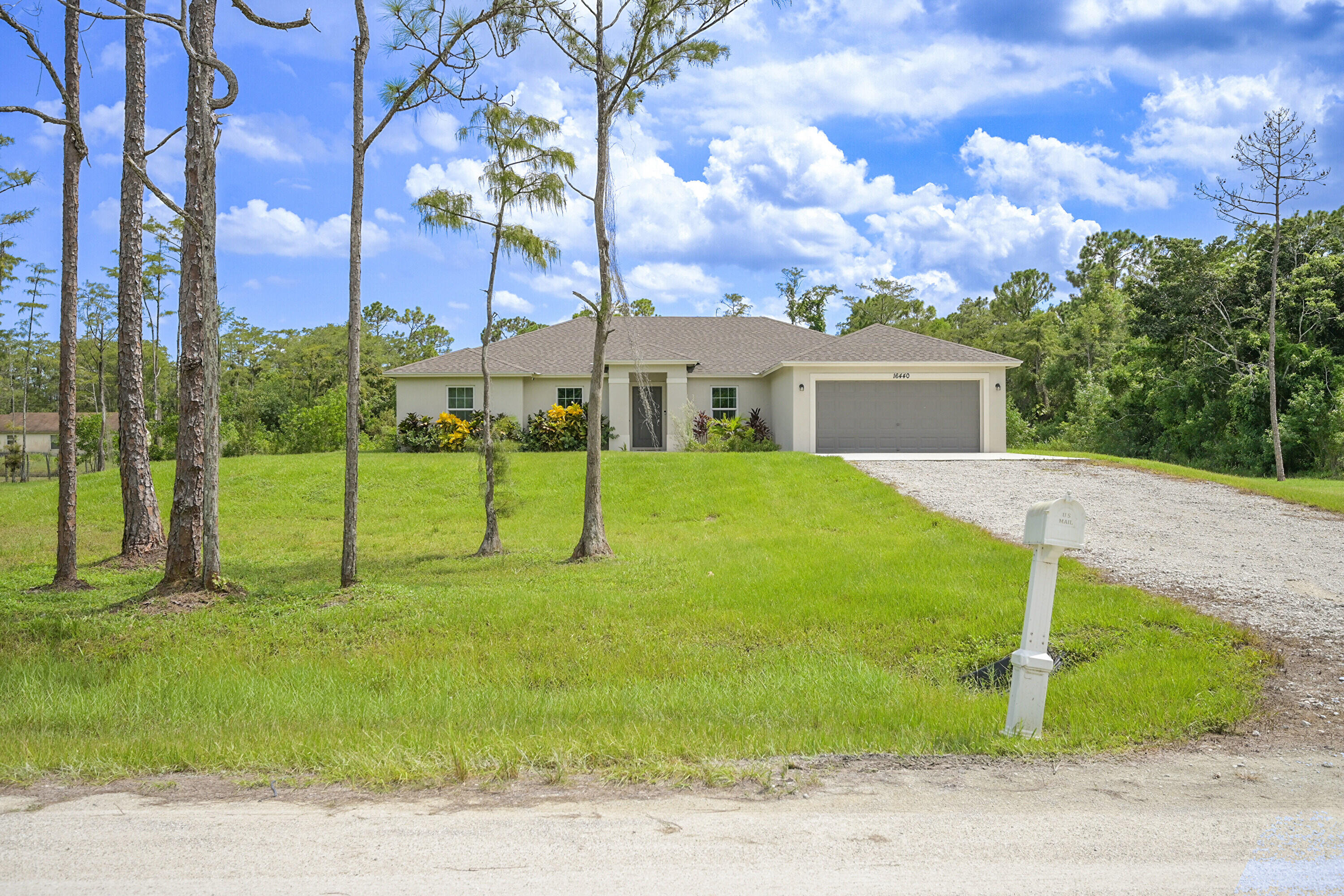 a view of a house with backyard and trees