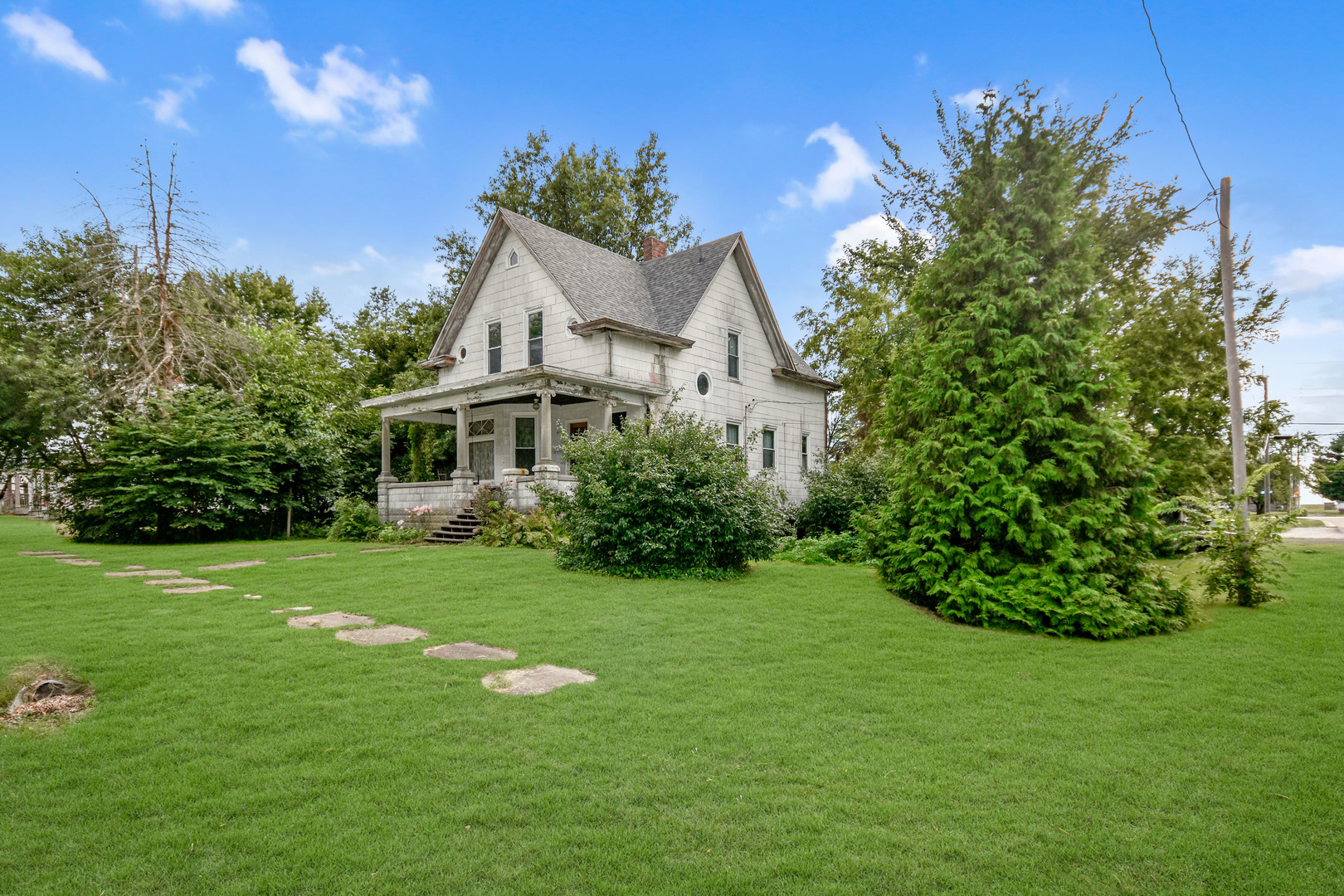413 North 3rd Street Dunlap, IL 61525 - Photo 5 of 41 a front view of a house with garden