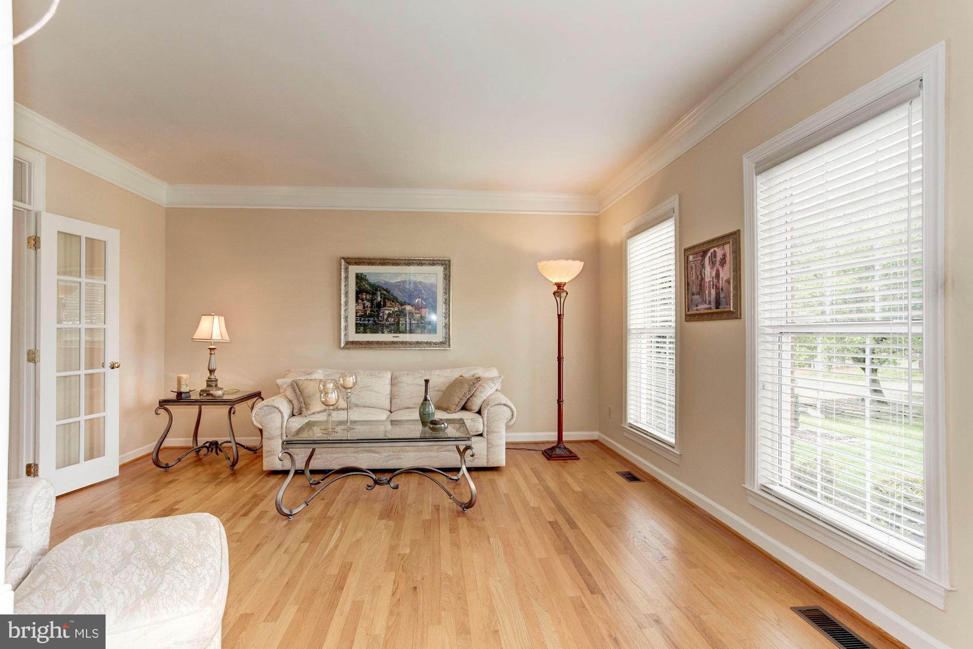 5303 Backlick Road Springfield, VA 22151 - Photo 9 of 40 Living Room