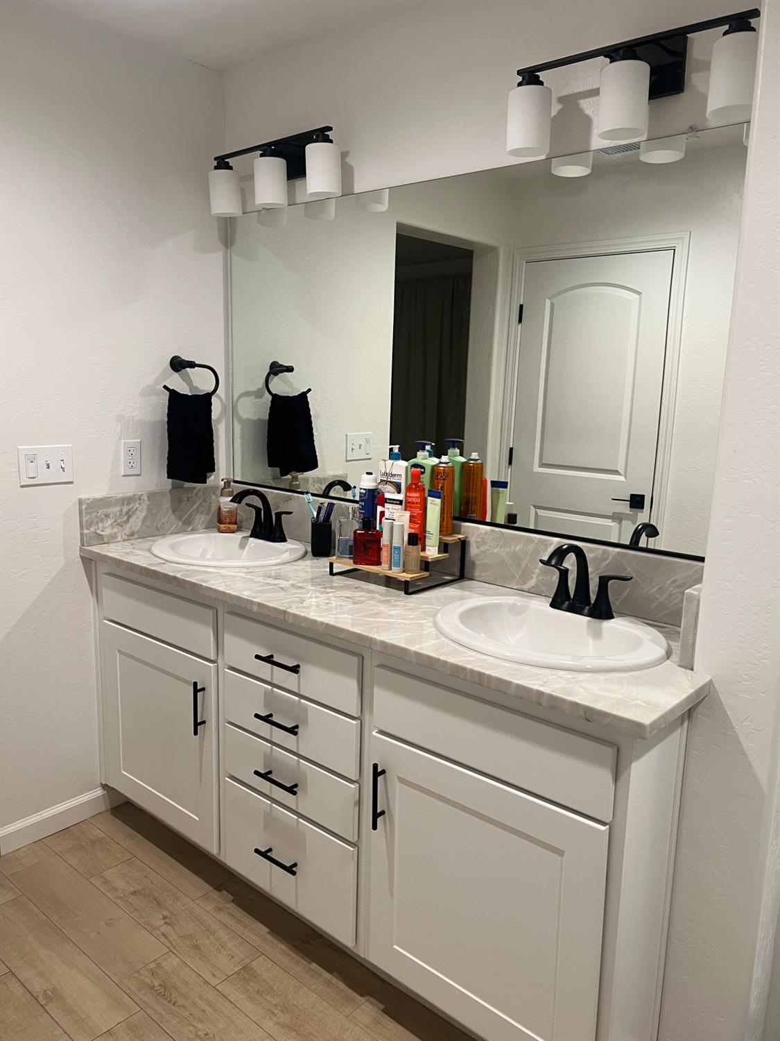 788 Apple Street Dinuba, CA 93618 - Photo 31 of 46 a bathroom with a sink and a mirror