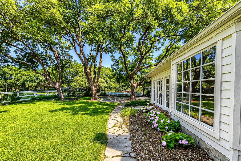 9310 Merritt Road Rowlett, TX 75089 - Photo 23 of 40 a view of a garden with a large tree