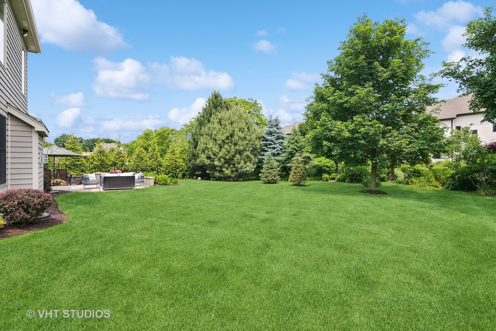 76 Landon Circle Wheaton, IL 60189 - Photo 45 of 51 a house view with a garden space