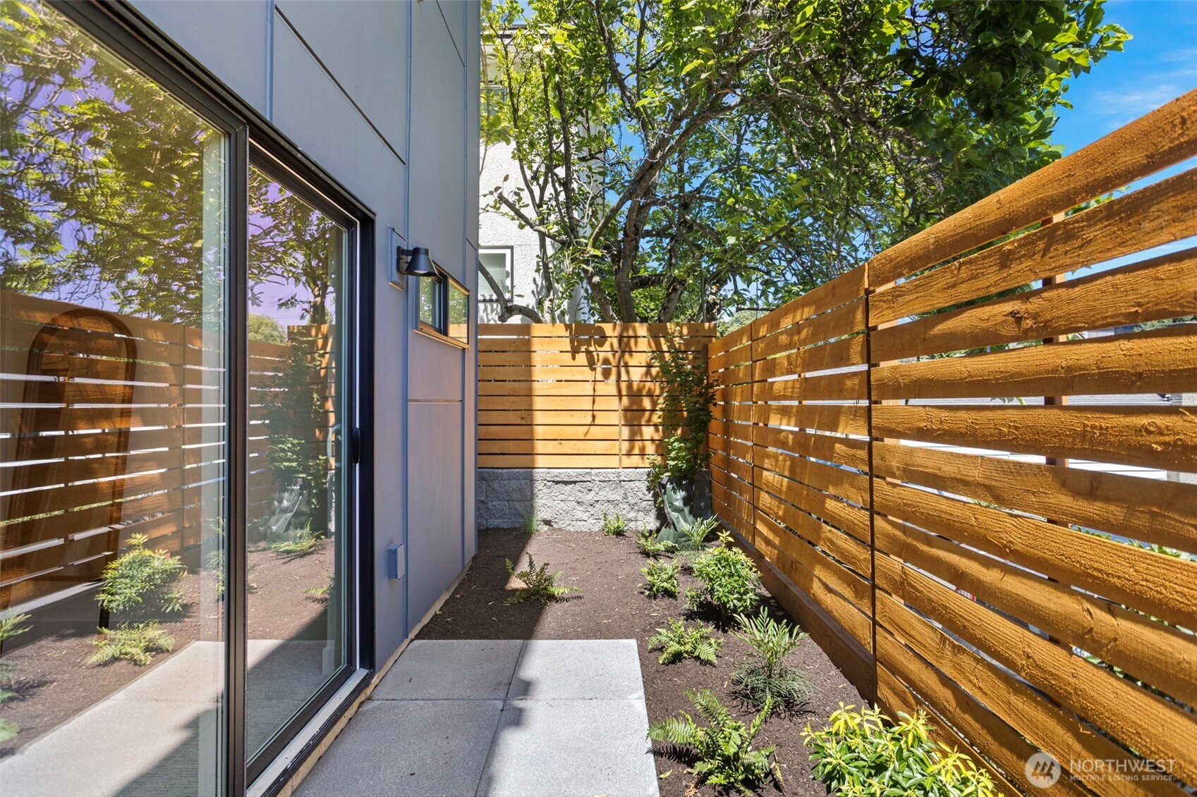 4430 Dayton Avenue North Seattle, WA 98103 - Photo 10 of 39
