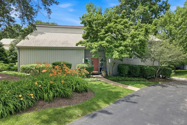 $368,000 | 640 Old Barn Road, Unit C, Lake Barrington, IL 60010