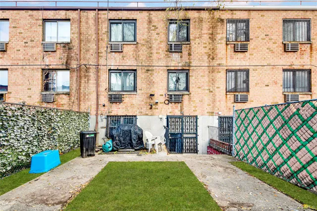 $939,000 | 721 Thieriot Avenue | Soundview