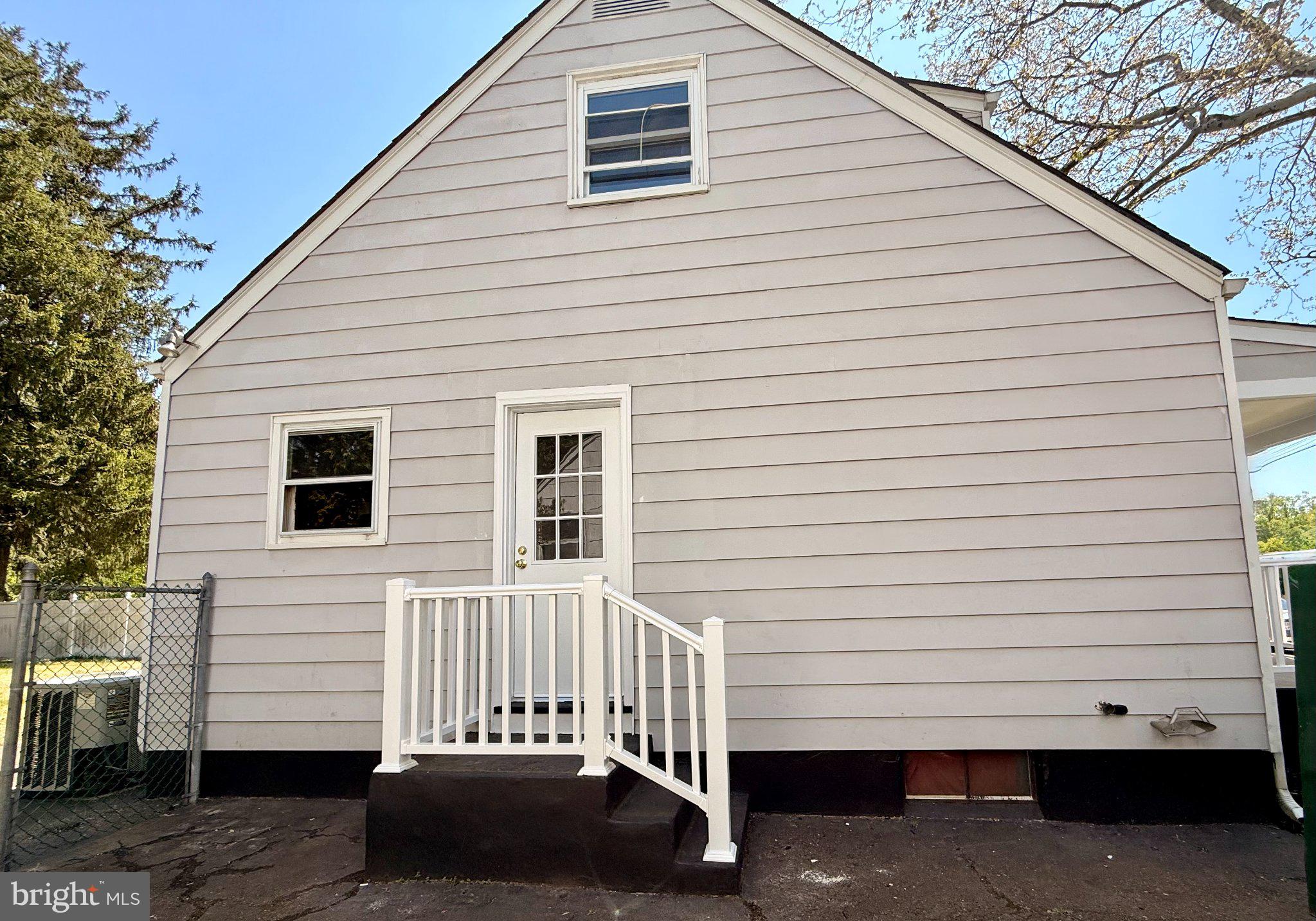 4 Llewellyn Place Hamilton, NJ 08620 - Photo 11 of 14 Charming home with inviting entrance.