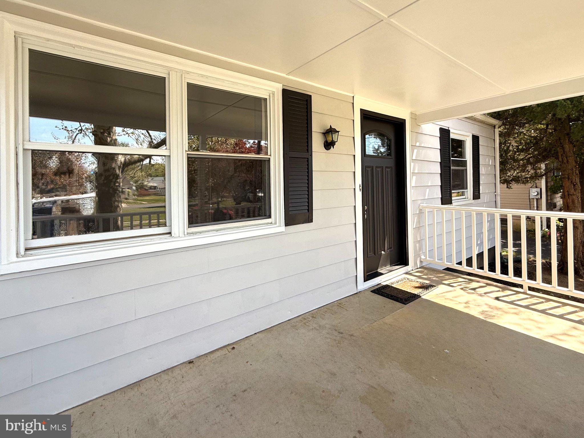 4 Llewellyn Place Hamilton, NJ 08620 - Photo 3 of 14 Charming entryway with inviting light.