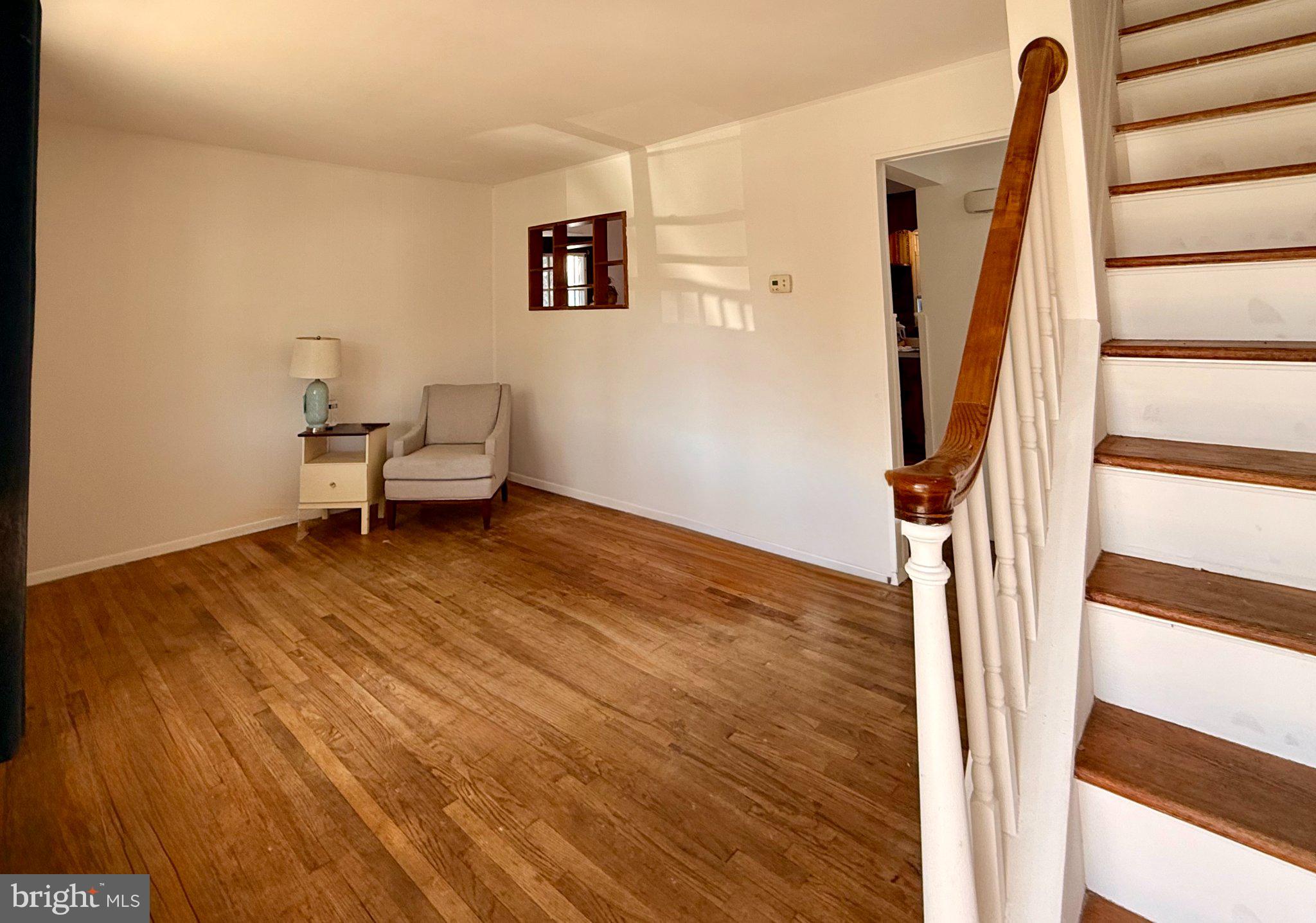 4 Llewellyn Place Hamilton, NJ 08620 - Photo 4 of 14 Bright and inviting entryway space.
