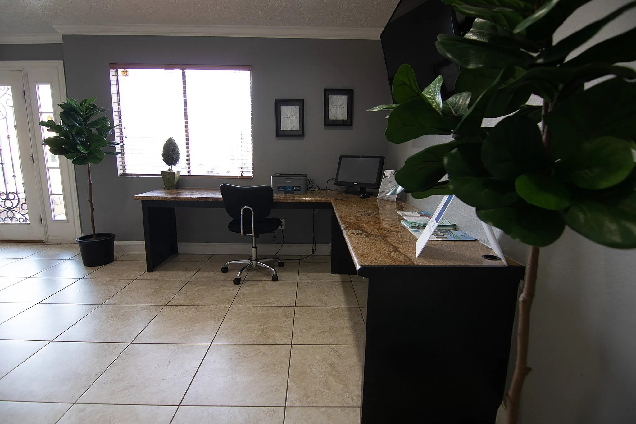 15100 Golden Eagle Drive, Unit 1305 Humble, TX 77396 - Photo 12 of 22 a room with furniture a window and potted plants