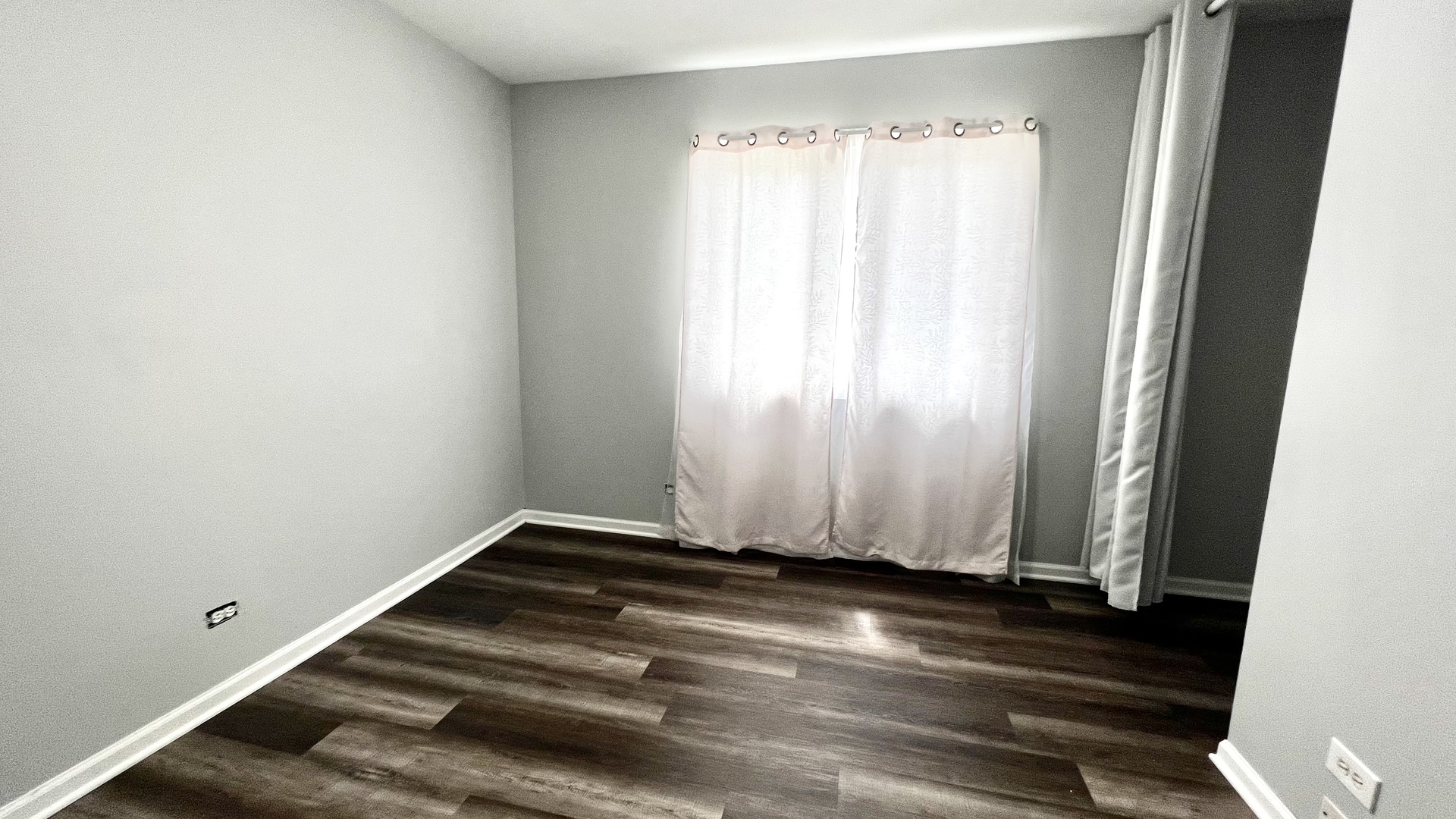 14 Timberlane Road Matteson, IL 60443 - Photo 8 of 15 a view of room with window and hardwood floor