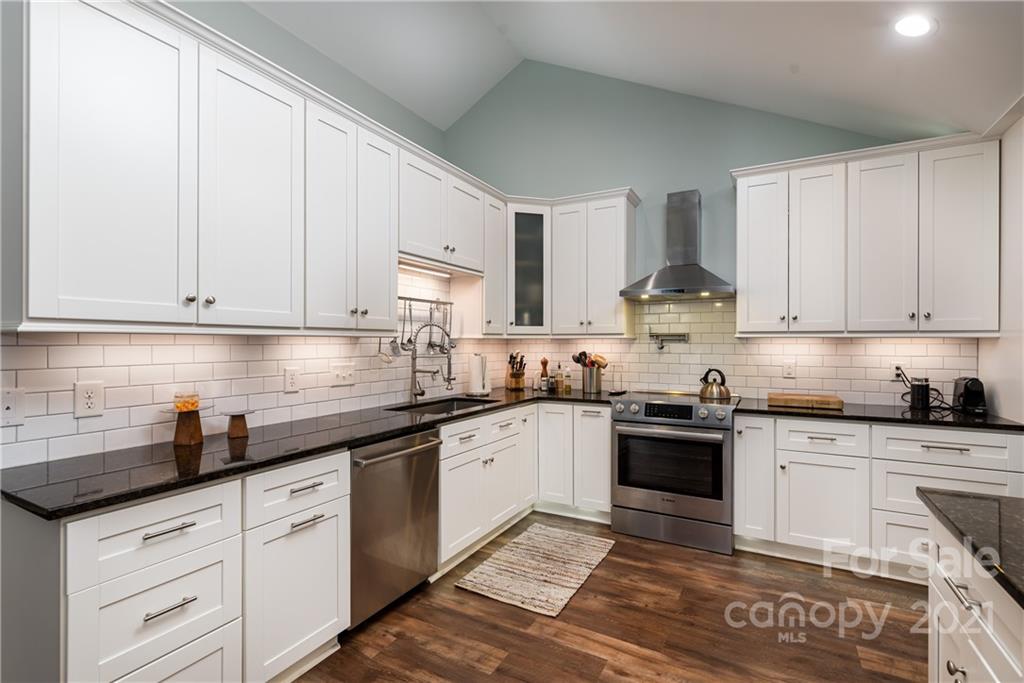 715 Ledgestone Court Tega Cay, SC 29708 - Photo 11 of 31 Gallery Image 11
