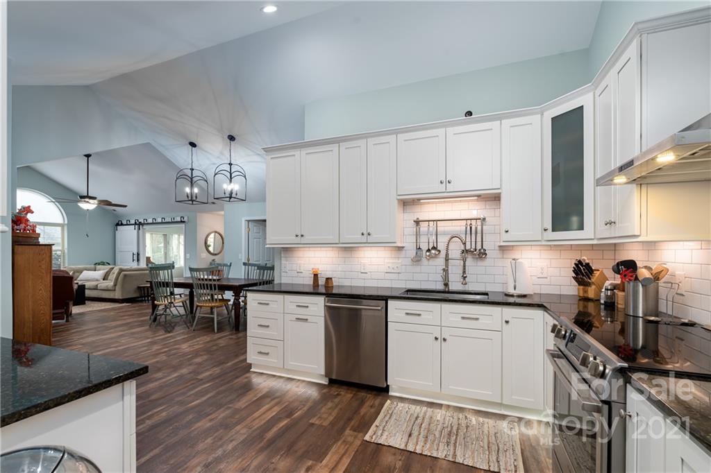 715 Ledgestone Court Tega Cay, SC 29708 - Photo 14 of 31 Gallery Image 14