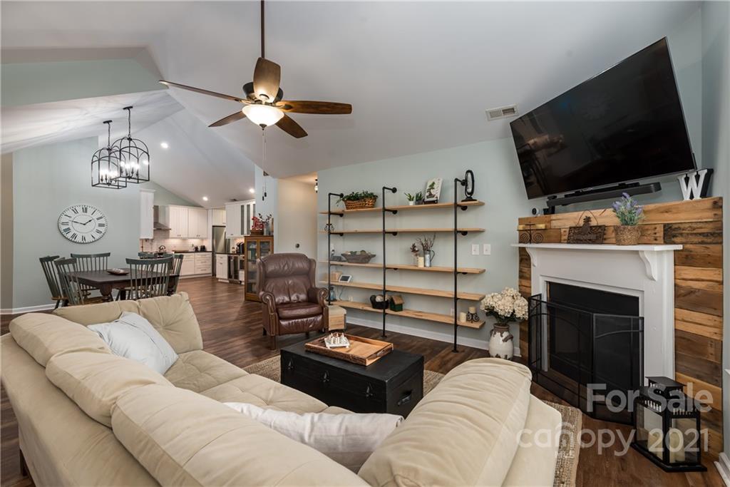 715 Ledgestone Court Tega Cay, SC 29708 - Photo 8 of 31 Gallery Image 8