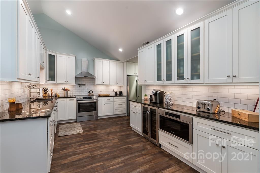 715 Ledgestone Court Tega Cay, SC 29708 - Photo 10 of 31 Gallery Image 10