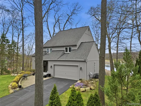 $825,000 | 4965 Grover Drive, Brighton, MI 48116