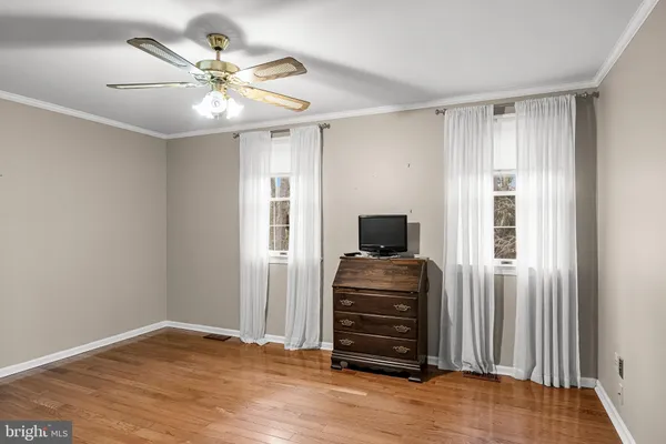 a view of room with workspace