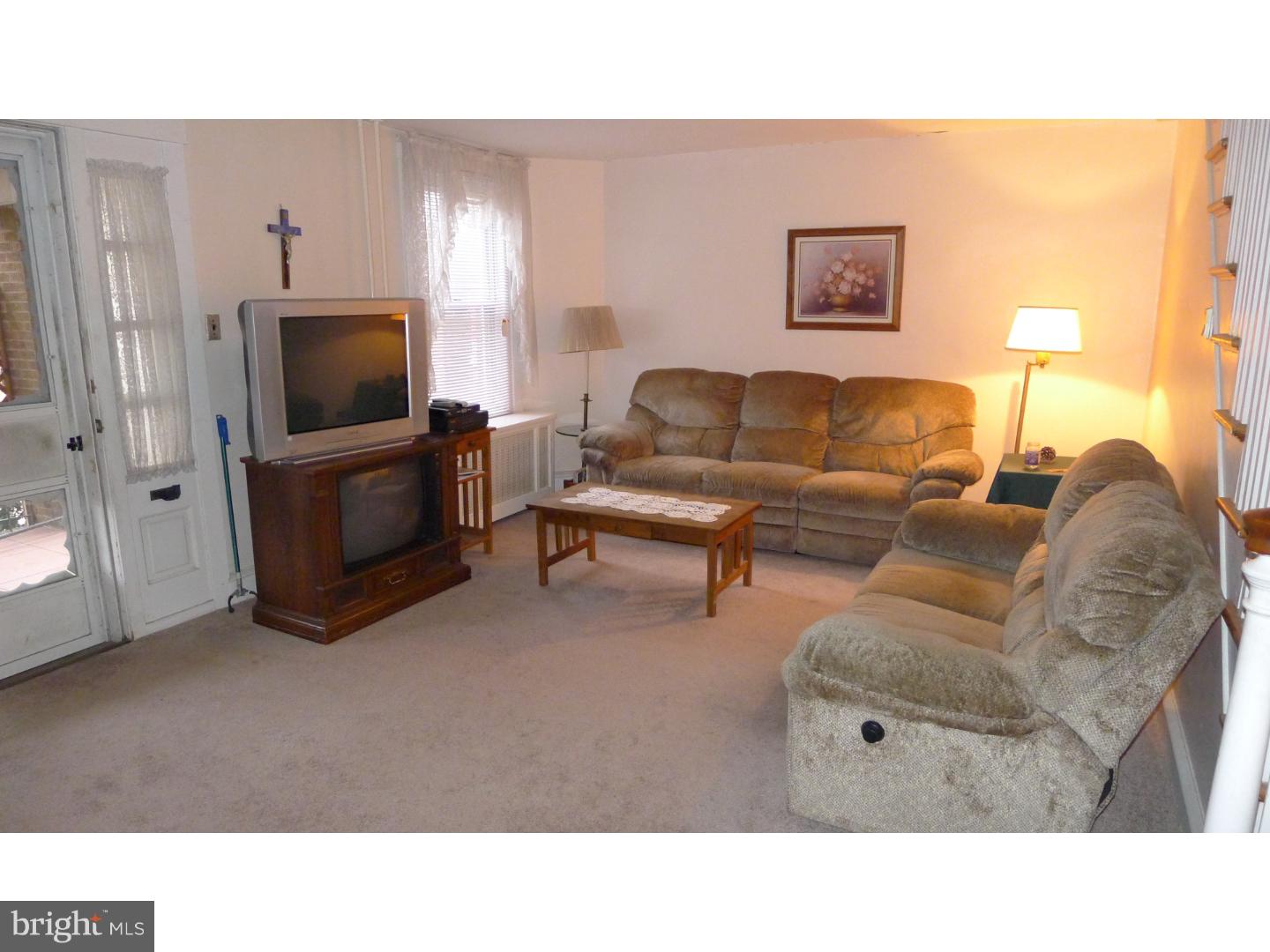 675 Rector Street Philadelphia, PA 19128 - Photo 4 of 11 Living Room