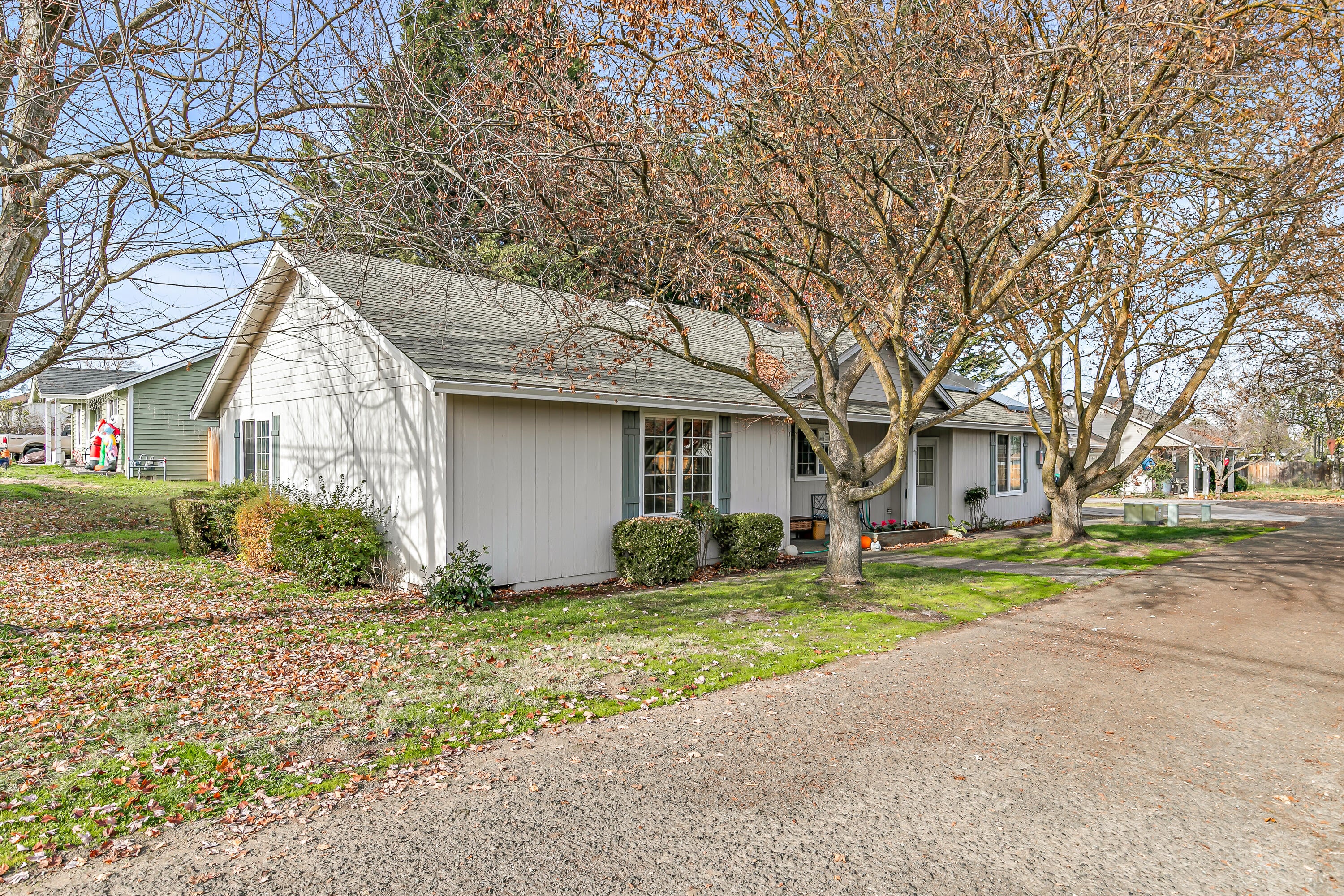 439 Midway Road Medford, OR 97501 - Photo 3 of 23 front3