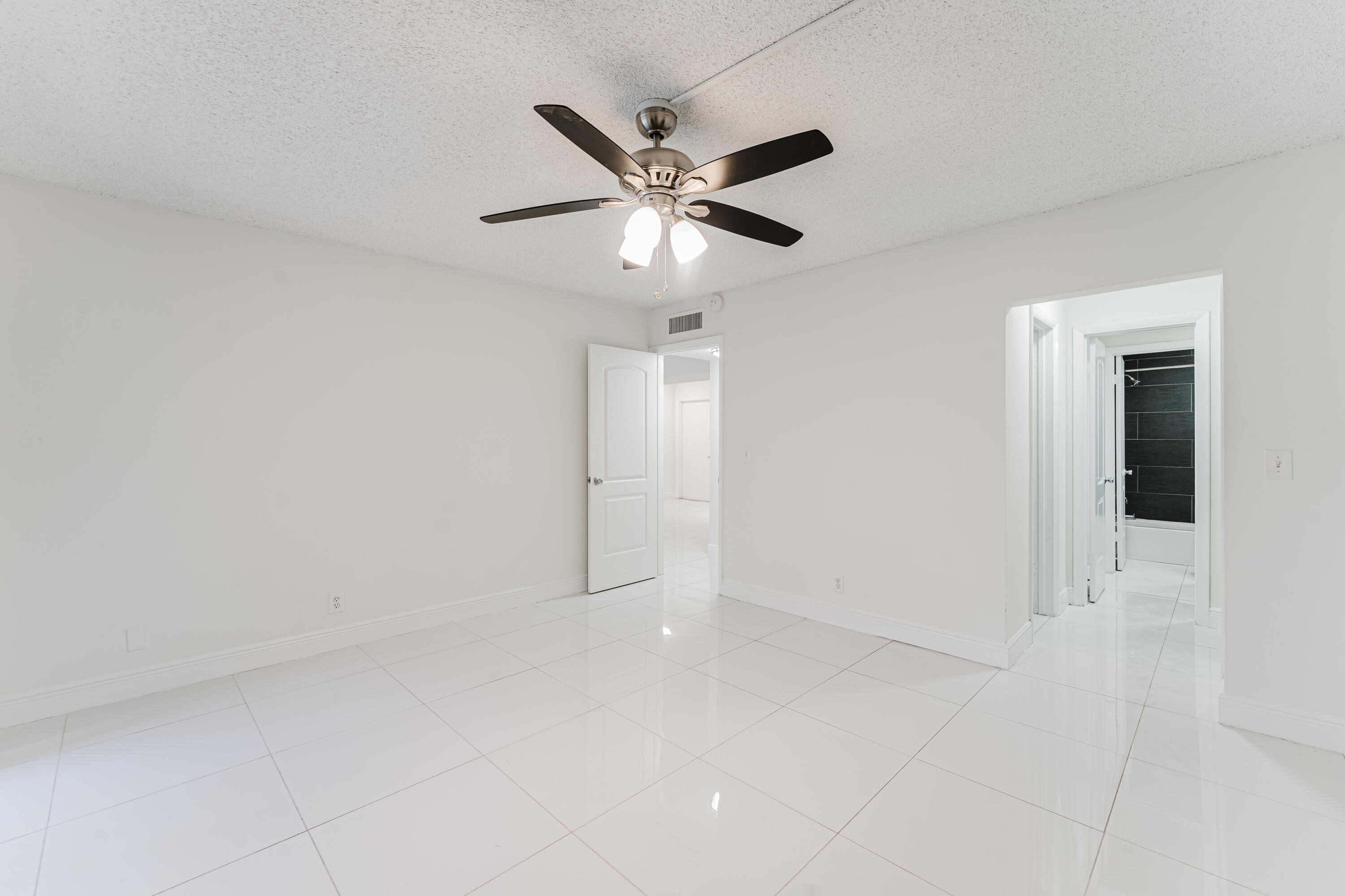 606 Northwest 13th Street, Unit 23 Boca Raton, FL 33486 - Photo 24 of 37 a view of an empty room