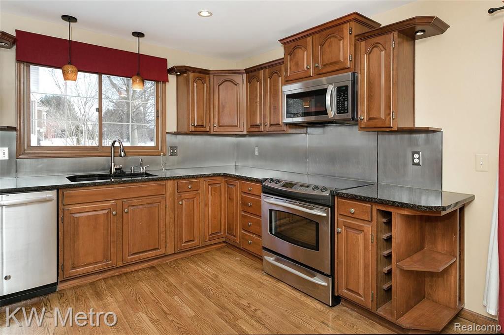 42309 Waterfall Road Northville, MI 48168 - Photo 15 of 58