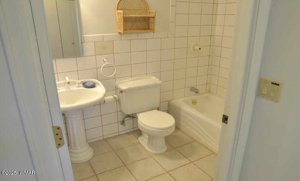 5196 White Antelope Road Snowflake, AZ 85937 - Photo 14 of 58 a bathroom with a sink and a toilet