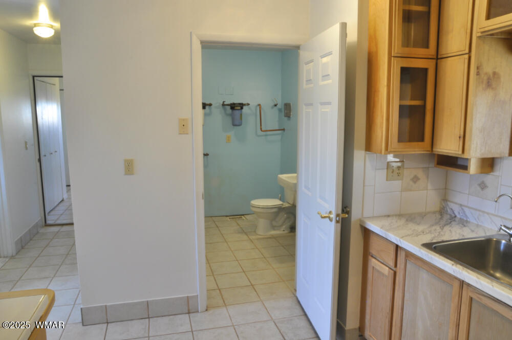 5196 White Antelope Road Snowflake, AZ 85937 - Photo 5 of 58 a bathroom with a granite countertop sink a toilet and shower