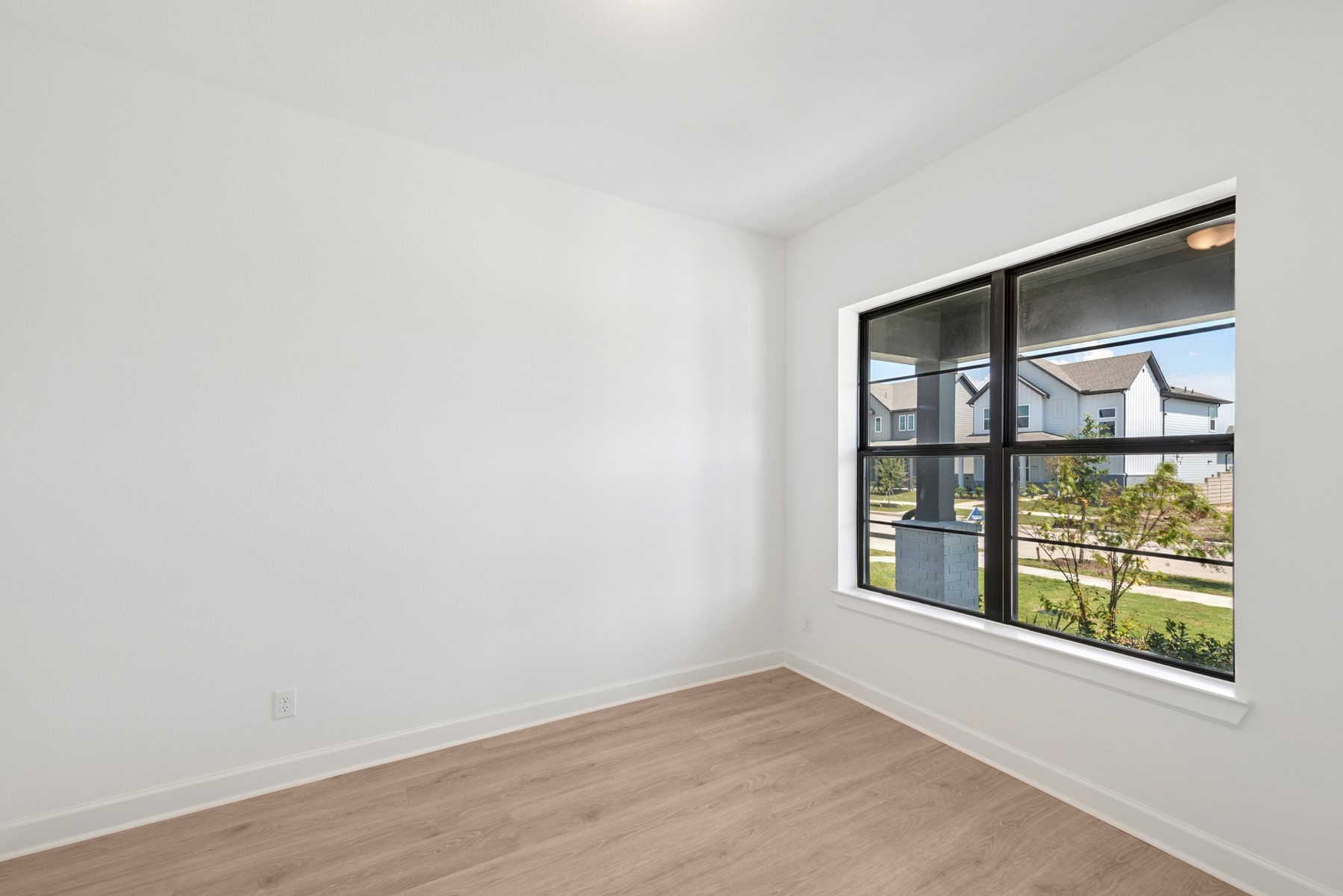 5526 Orangery Lane Manvel, TX 77578 - Photo 13 of 47 an empty room with a window