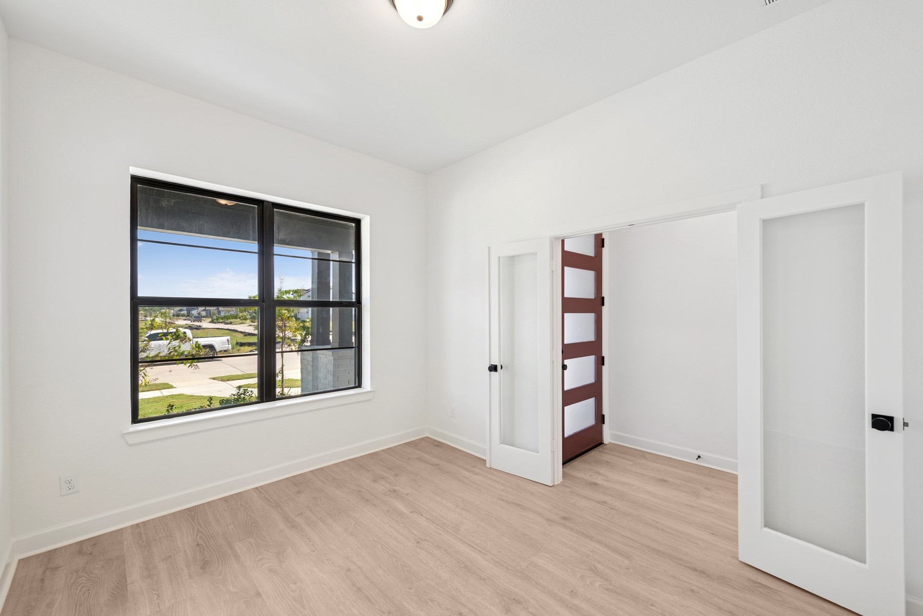 5526 Orangery Lane Manvel, TX 77578 - Photo 14 of 47 an empty room with windows and closet