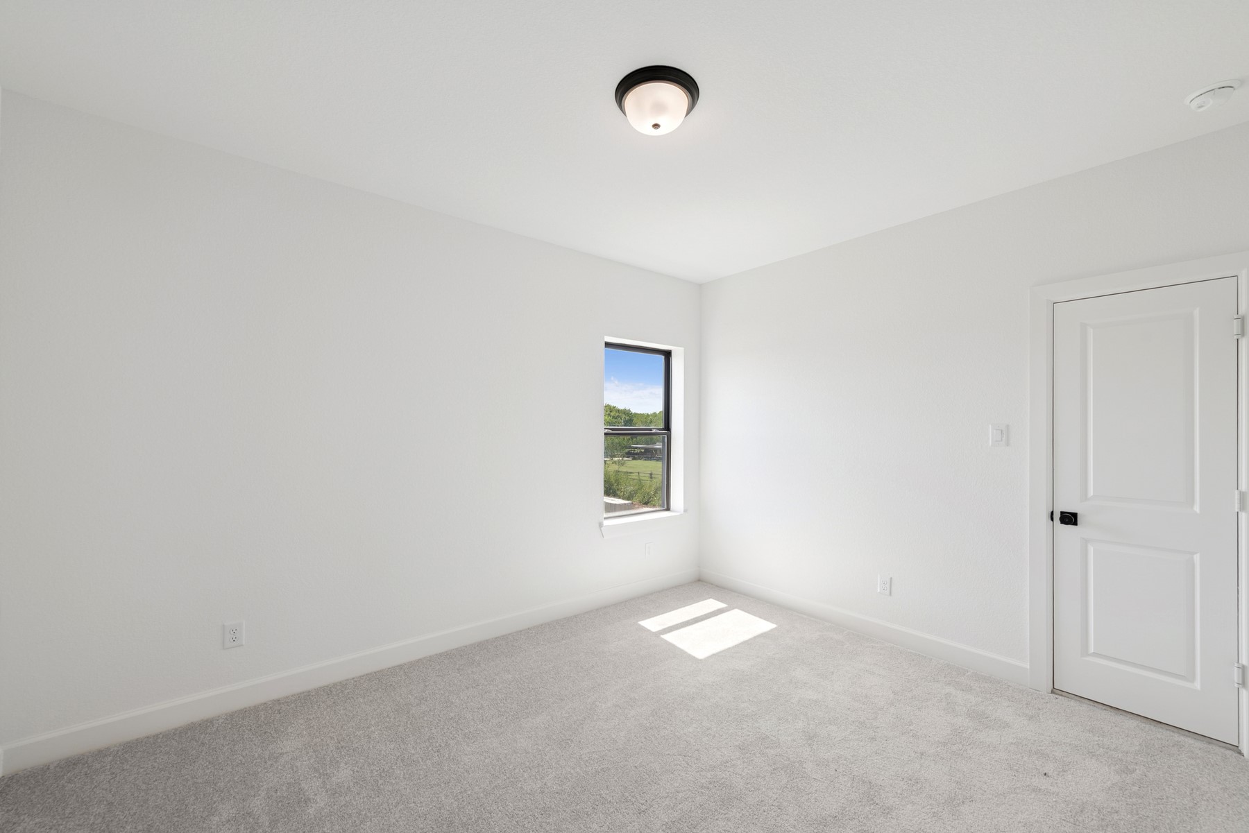 5526 Orangery Lane Manvel, TX 77578 - Photo 40 of 47 an empty room with a window