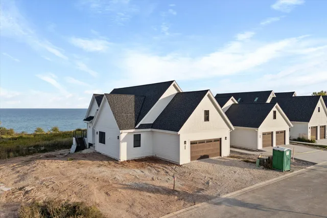 $1,390,000 | 1082 Seanma Wynd, Port Washington, WI 53074