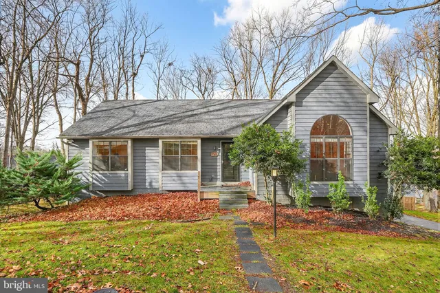 a view of a house with backyard