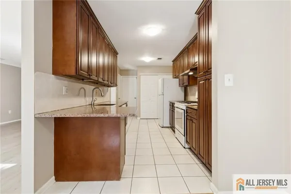 $3,400 | 10 Brookline Court, Unit G, Princeton, NJ 08540