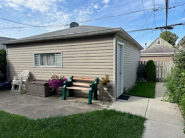 a view of backyard with sitting area and tub