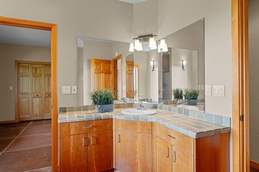 885 Northwest Chelsea Loop Bend, OR 97703 - Photo 49 of 57 93 27-web-or-mls-Riley_Visuals-27 - Copy