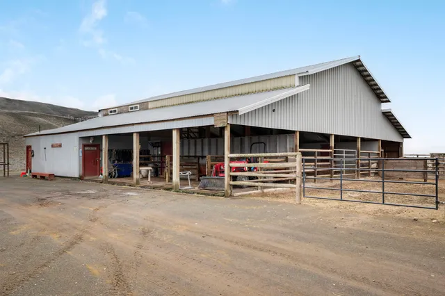 $879,950 | 821 Old Sr 26, Lacrosse, WA 99143