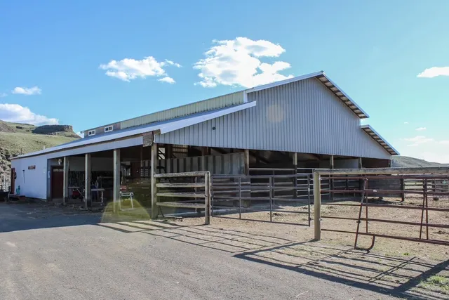 $879,950 | 821 Old Sr 26, Lacrosse, WA 99143