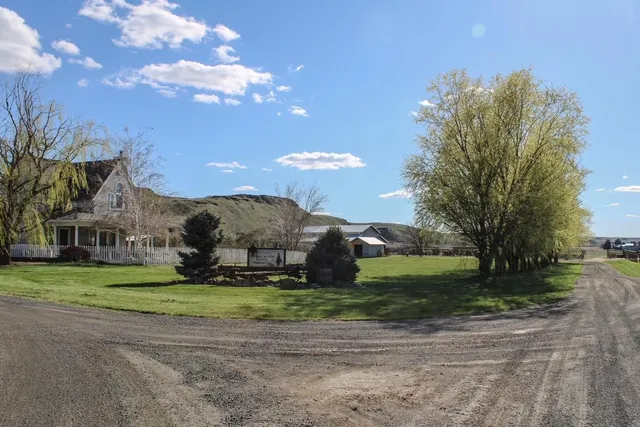 $879,950 | 821 Old Sr 26, Lacrosse, WA 99143