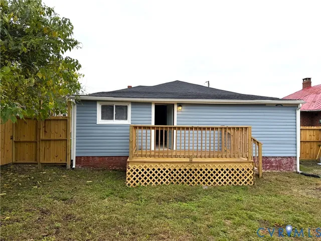 a picture of a small white building