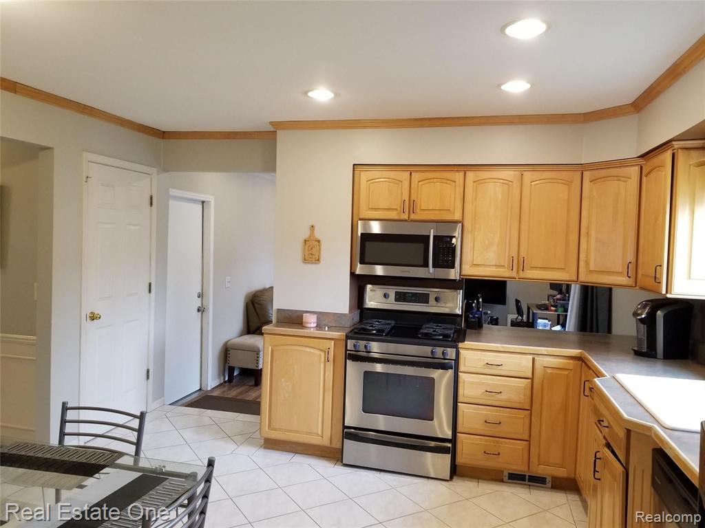 41507 Simcoe Drive Canton, MI 48188 - Photo 4 of 34
