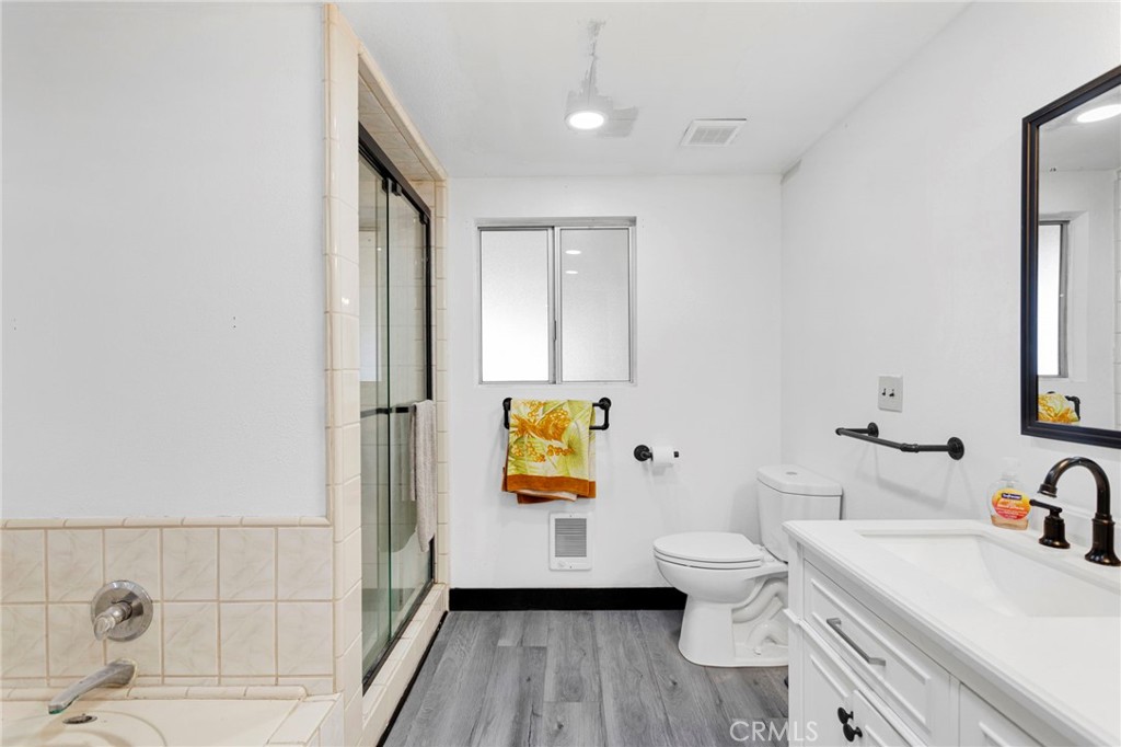14010 Jicarilla Road Apple Valley, CA 92307 - Photo 15 of 17 Master Bathroom