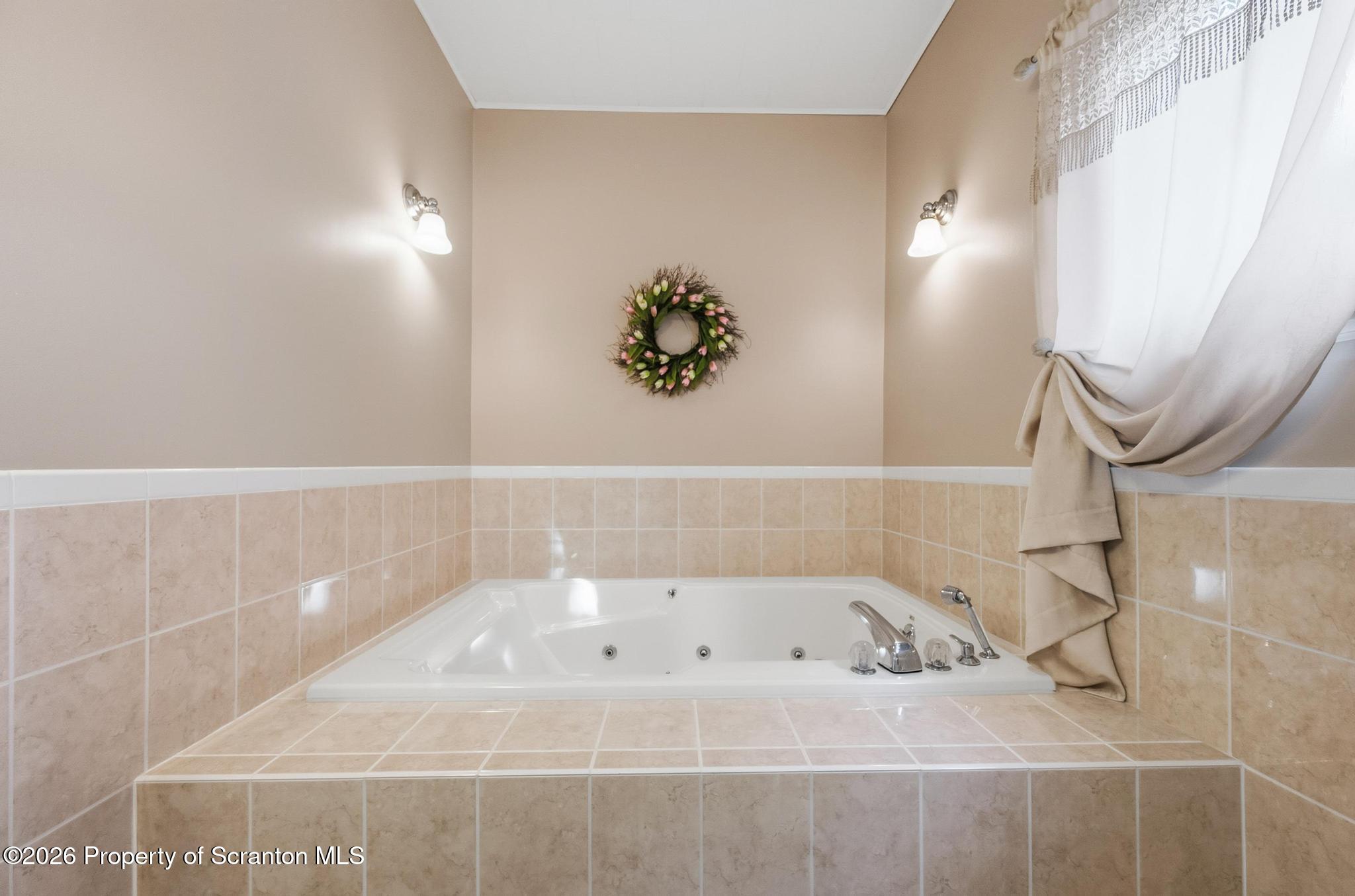 616 Myrtle Street Scranton, PA 18510 - Photo 31 of 65 a bathroom with a bathtub