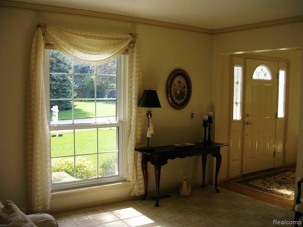 570 Lake Forest Road Rochester, MI 48309 - Photo 5 of 25 Entrance to Living Room